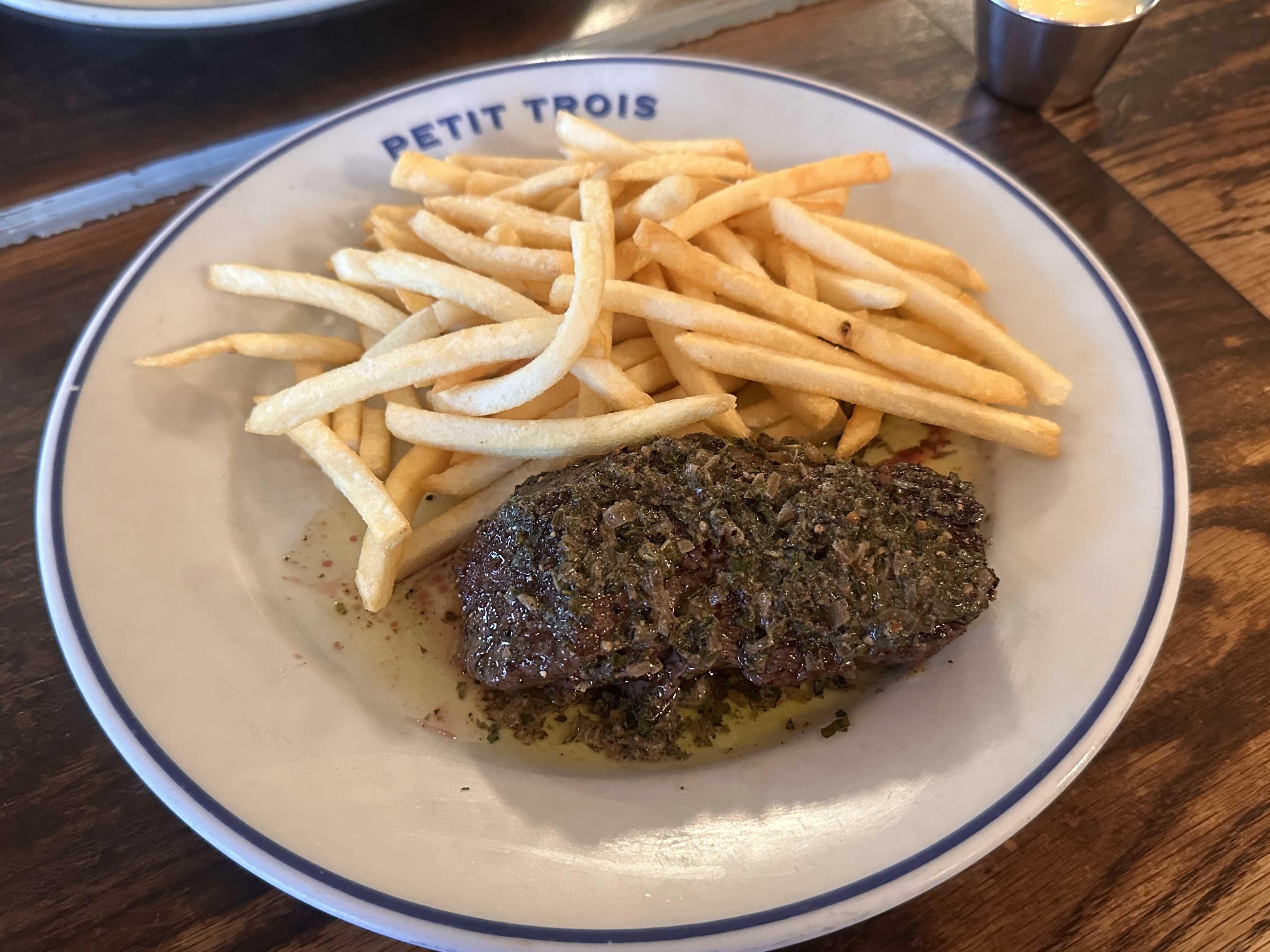 Petit Trois steak frites